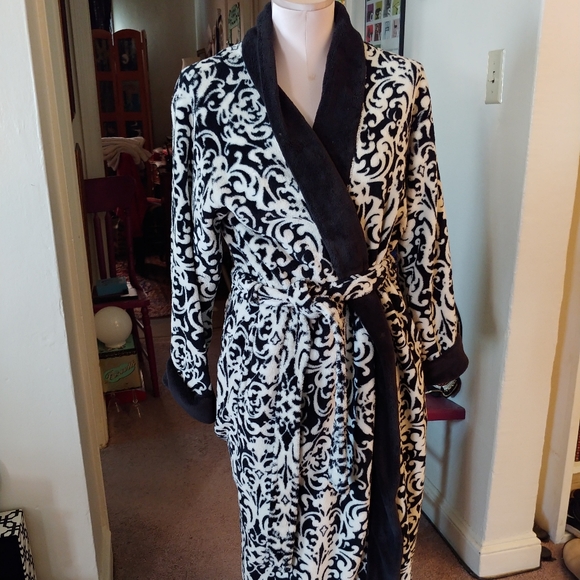 Ellen Tracy Intimates & Sleepwear Ellen Tracy Robe Black White Soft